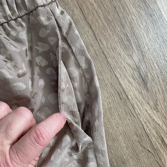 Banana Republic wide leg satin pull on pants in leopard print fresh taupe - Picture 9 of 11